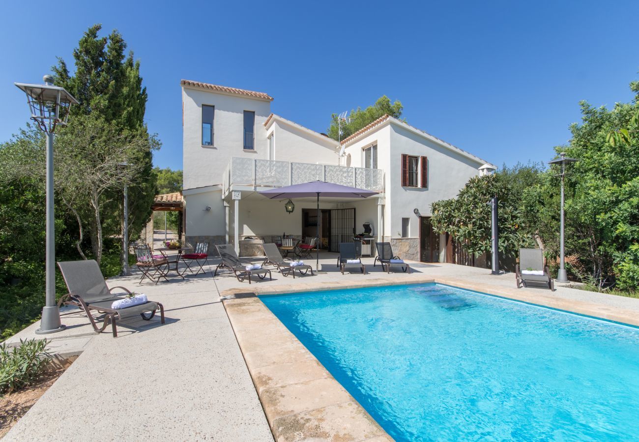 ECO finca with pool for 8 people in Petra, Mallorca. 4DBR, 5BR (4 en suite), AC, gratis Wifi-Internet, large pool, BBQ and beautiful outdoor area with stunning views