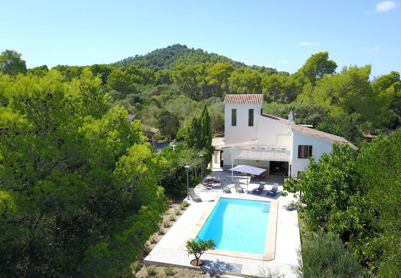 ECO finca with pool for 8 people in Petra, Mallorca. 4DBR, 5BR (4 en suite), AC, gratis Wifi-Internet, large pool, BBQ and beautiful outdoor area with stunning views