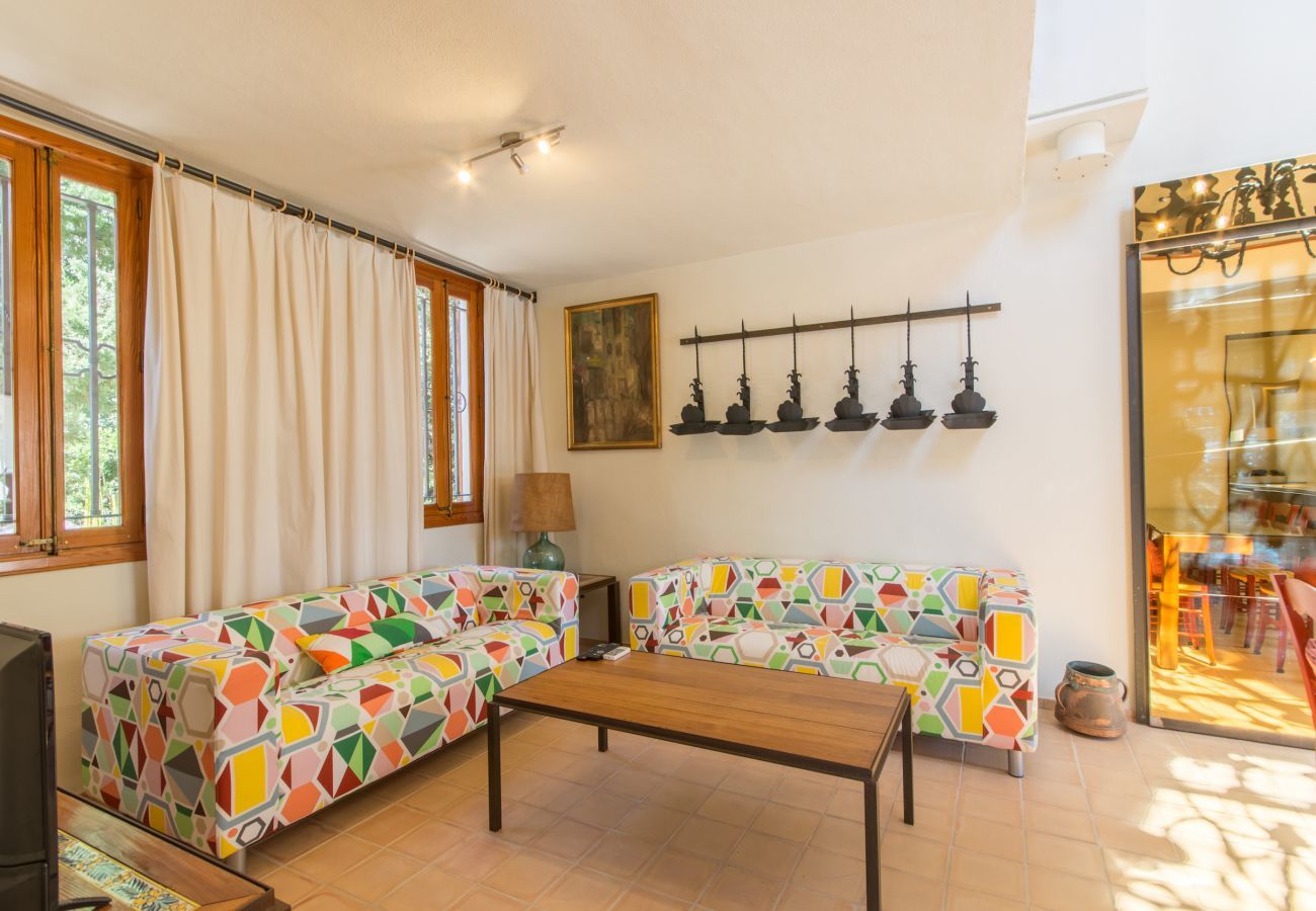 ECO finca with pool for 8 people in Petra, Mallorca. 4DBR, 5BR (4 en suite), AC, gratis Wifi-Internet, large pool, BBQ and beautiful outdoor area with stunning views