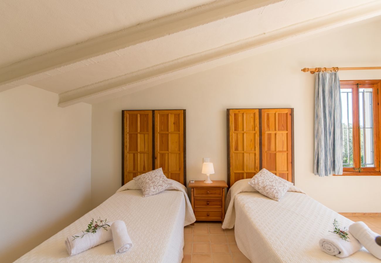 ECO finca with pool for 8 people in Petra, Mallorca. 4DBR, 5BR (4 en suite), AC, gratis Wifi-Internet, large pool, BBQ and beautiful outdoor area with stunning views