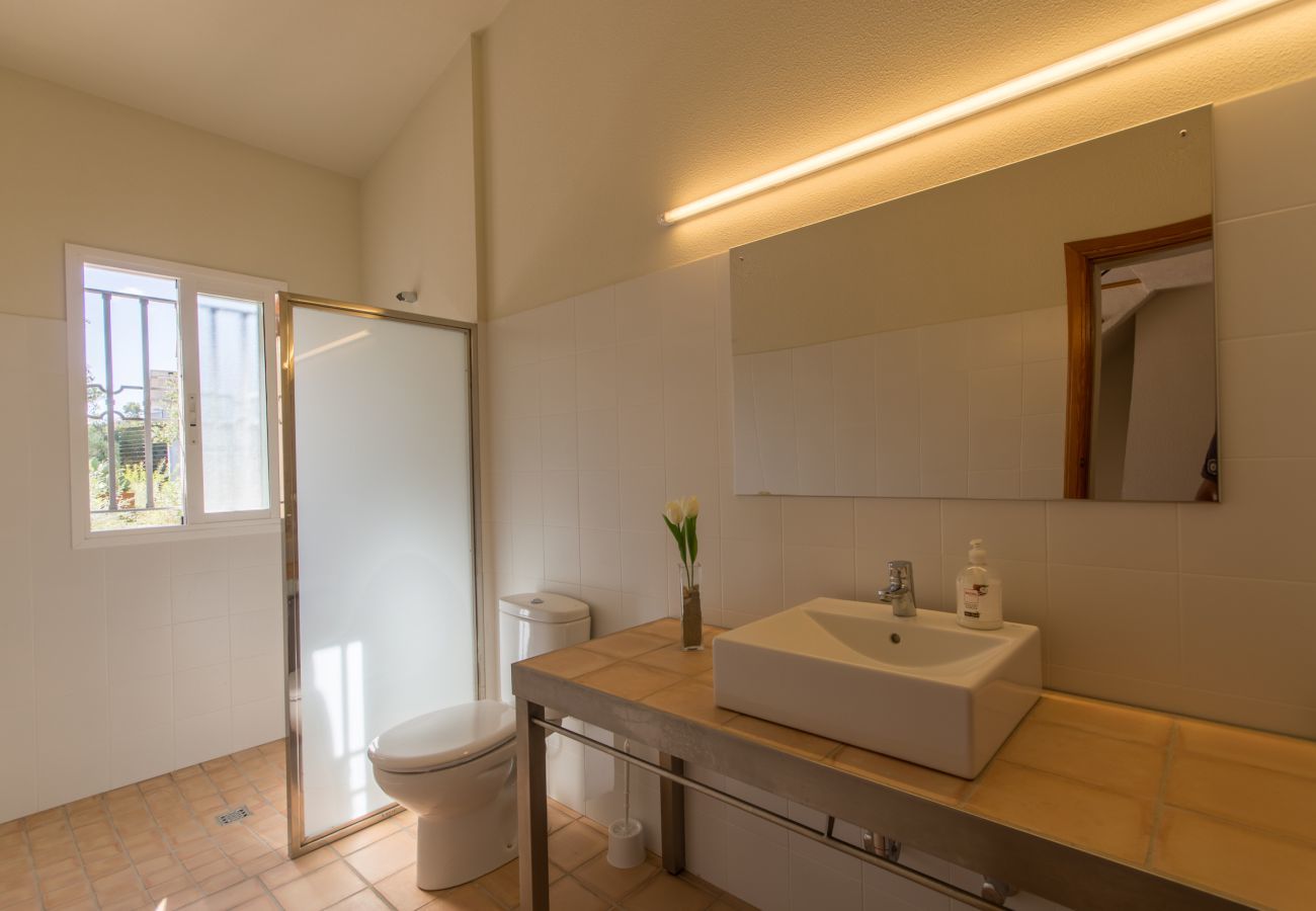 ECO finca with pool for 8 people in Petra, Mallorca. 4DBR, 5BR (4 en suite), AC, gratis Wifi-Internet, large pool, BBQ and beautiful outdoor area with stunning views