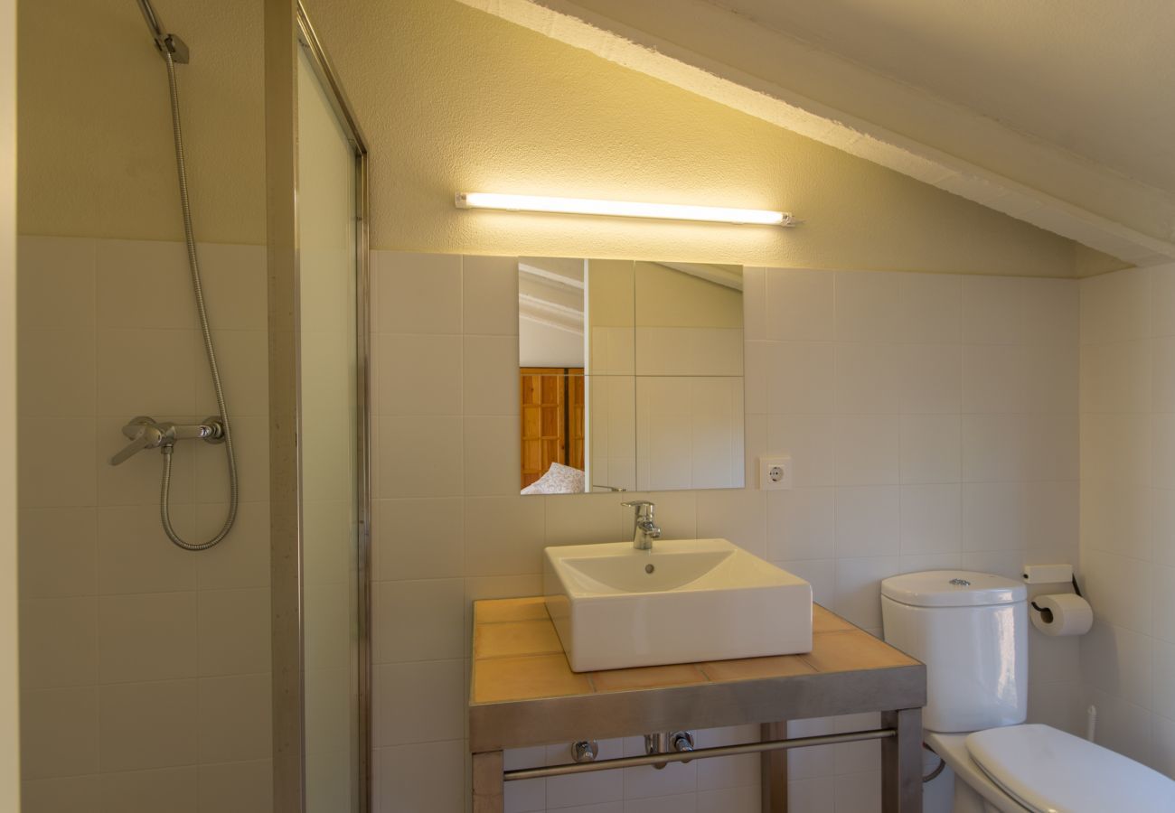 ECO finca with pool for 8 people in Petra, Mallorca. 4DBR, 5BR (4 en suite), AC, gratis Wifi-Internet, large pool, BBQ and beautiful outdoor area with stunning views