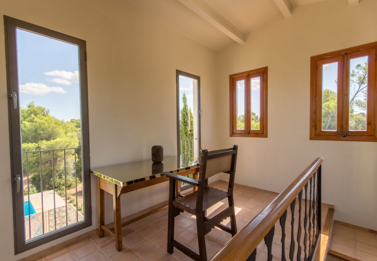 ECO finca with pool for 8 people in Petra, Mallorca. 4DBR, 5BR (4 en suite), AC, gratis Wifi-Internet, large pool, BBQ and beautiful outdoor area with stunning views