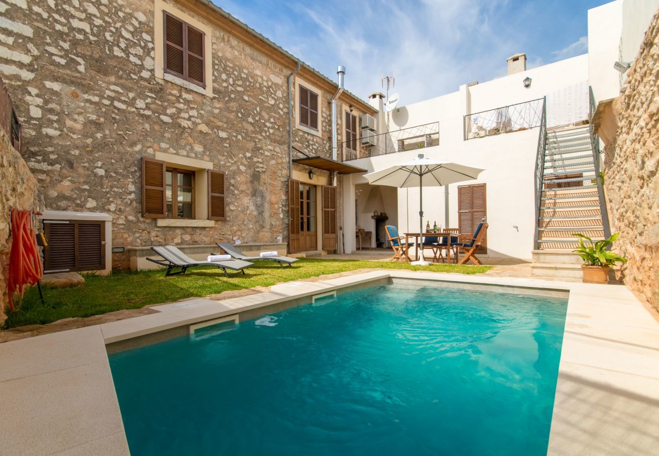 House with pool for 6 people in Binissalem, Mallorca. 3 DBR, 2 BR, 1 shower bathroom outside, AC, free wifi, fenced pool, barbecue and sun terrace.