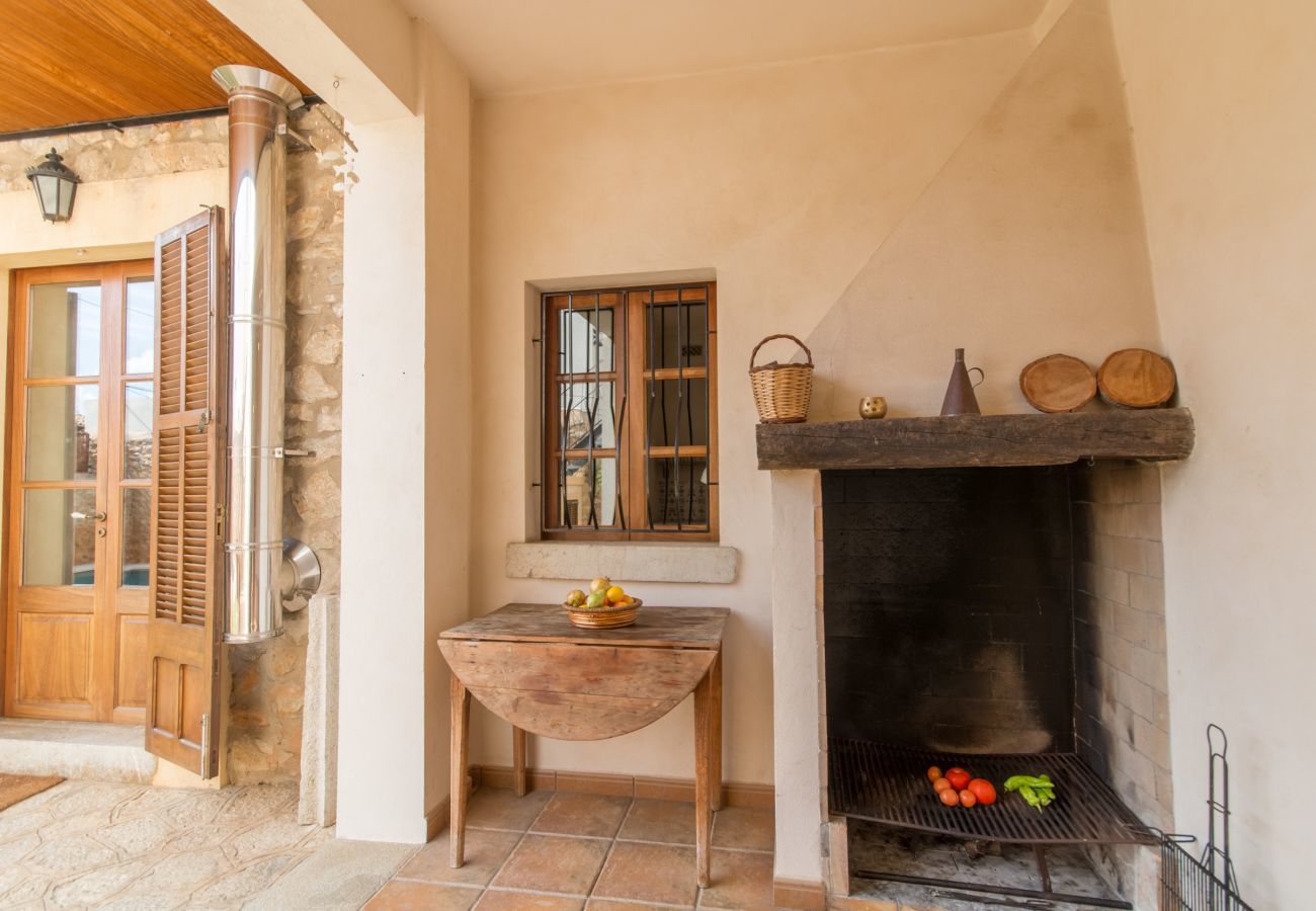 House with pool for 6 people in Binissalem, Mallorca. 3 DBR, 2 BR, 1 shower bathroom outside, AC, free wifi, fenced pool, barbecue and sun terrace.