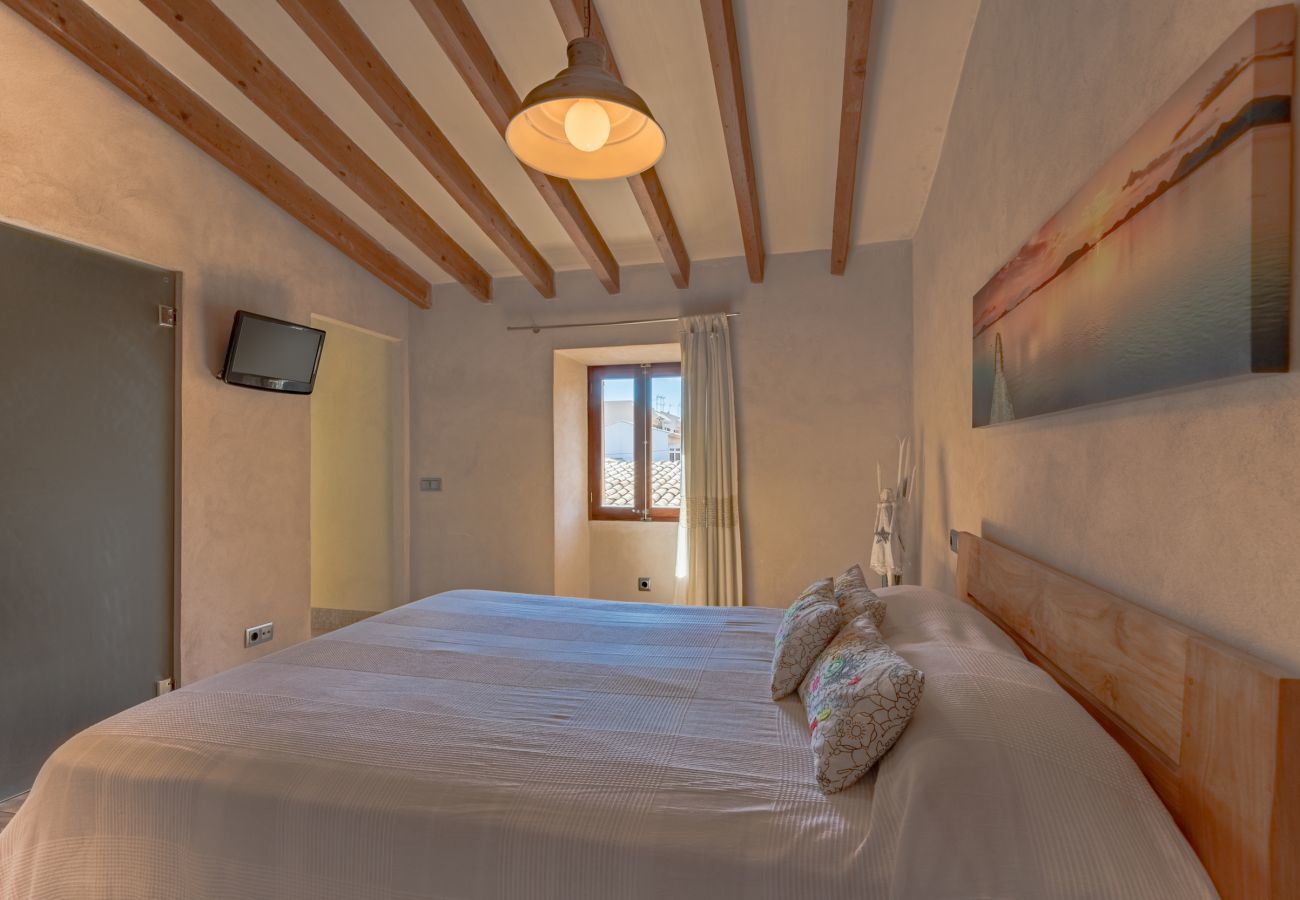 House with pool for 6 people in Binissalem, Mallorca. 3 DBR, 2 BR, 1 shower bathroom outside, AC, free wifi, fenced pool, barbecue and sun terrace.
