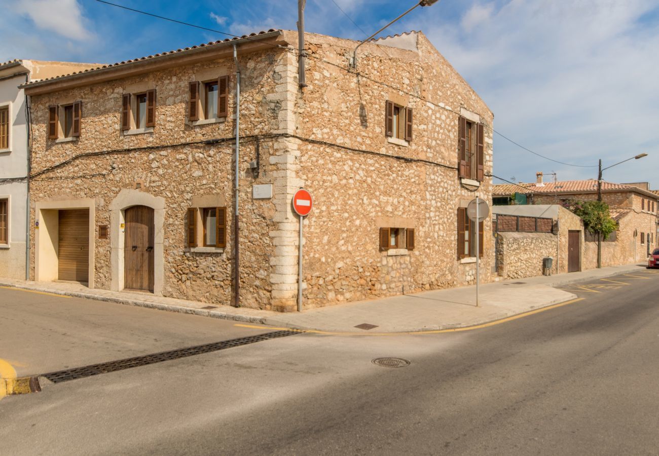 House with pool for 6 people in Binissalem, Mallorca. 3 DBR, 2 BR, 1 shower bathroom outside, AC, free wifi, fenced pool, barbecue and sun terrace.