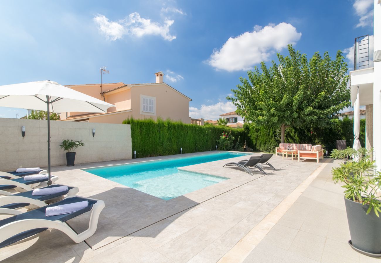 Villa with pool for 6 people in Inca, Mallorca. 3 DBR, 1 studio with single bed, 3 BR, air conditioning, free Wifi Internet, garden with pool and barbecue terrace.