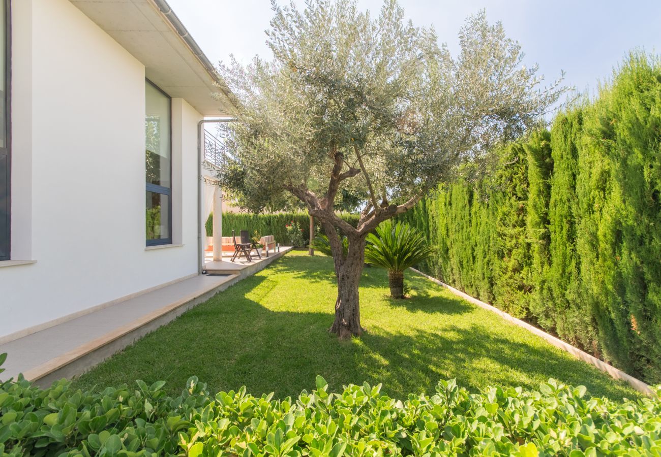 Villa with pool for 6 people in Inca, Mallorca. 3 DBR, 1 studio with single bed, 3 BR, air conditioning, free Wifi Internet, garden with pool and barbecue terrace.