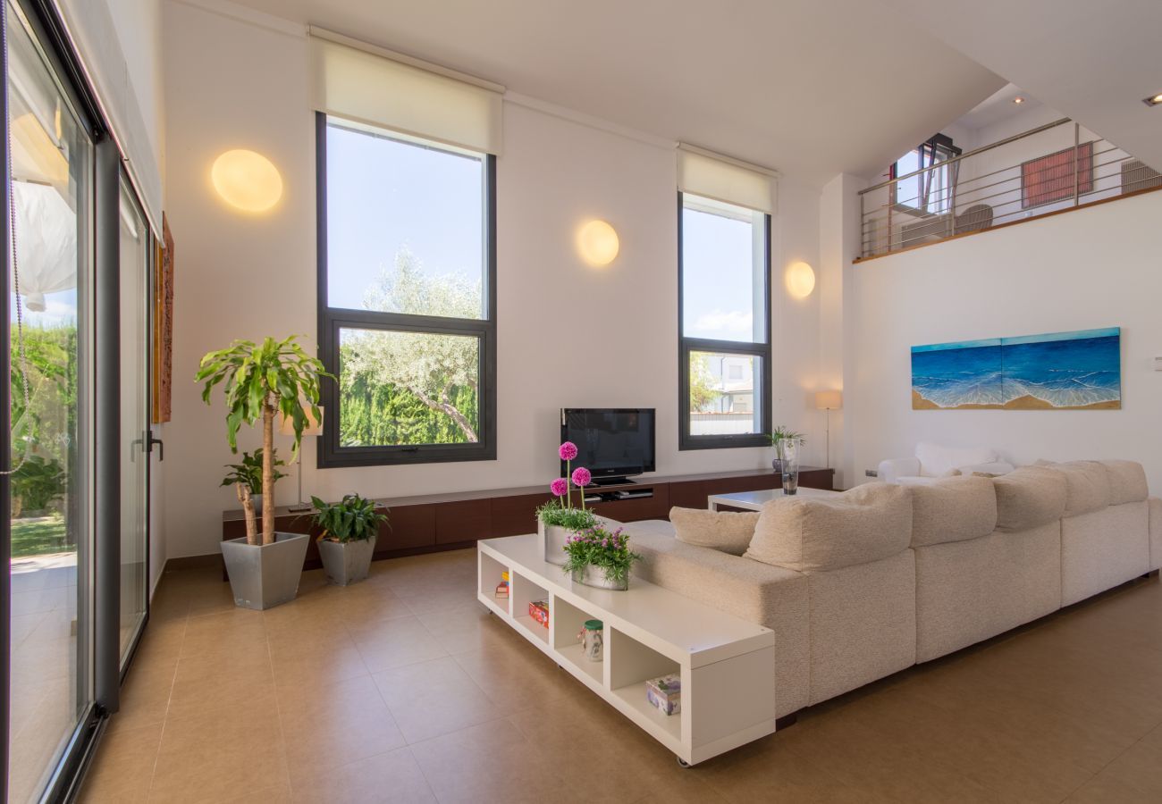 Villa with pool for 6 people in Inca, Mallorca. 3 DBR, 1 studio with single bed, 3 BR, air conditioning, free Wifi Internet, garden with pool and barbecue terrace.