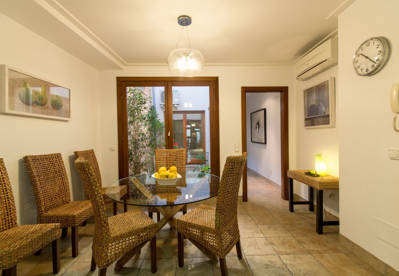 3 DBR, 1 BR, 1 guest toilet, air conditioning, free wifi, close to all amenities