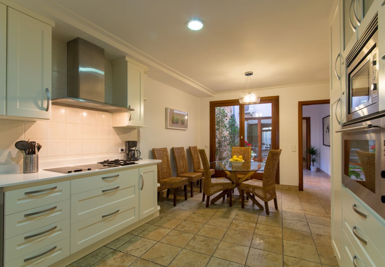 3 DBR, 1 BR, 1 guest toilet, air conditioning, free wifi, close to all amenities
