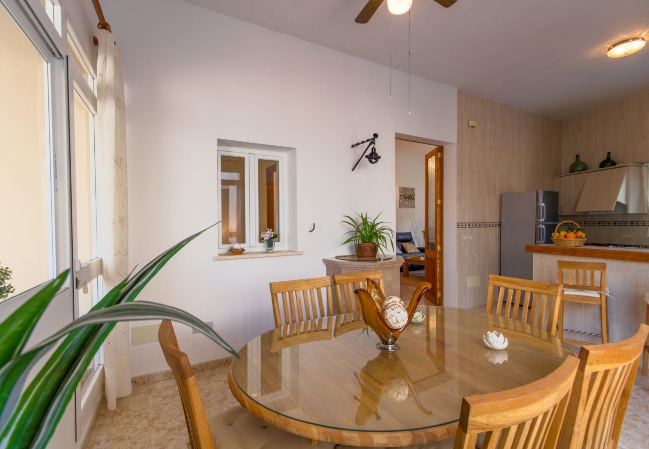 Townhouse with pool for 6 people in Ariany, Mallorca. 3 DBR, 3 BR, air conditioning, free wifi, pool terrace with barbecue area