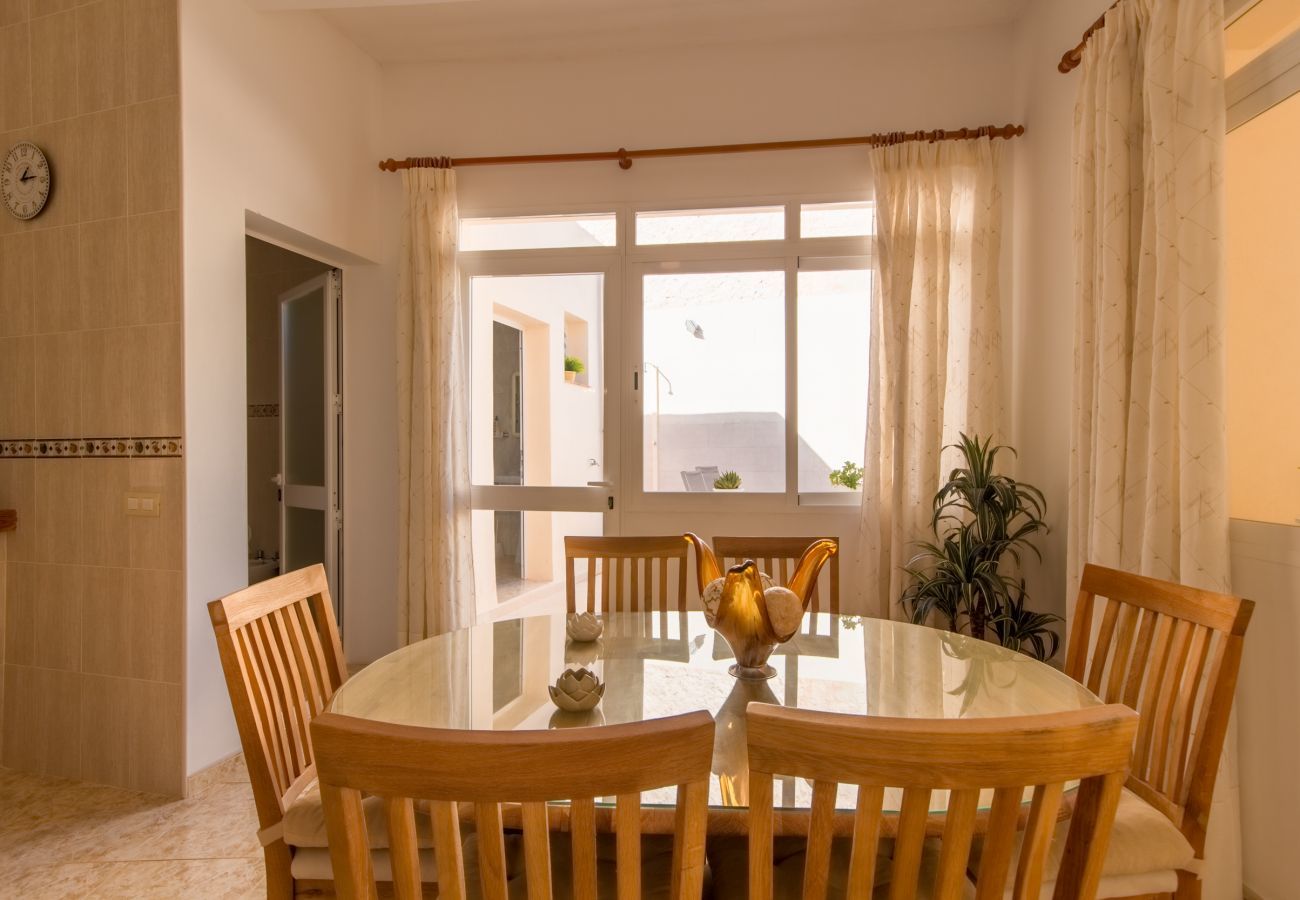 Townhouse with pool for 6 people in Ariany, Mallorca. 3 DBR, 3 BR, air conditioning, free wifi, pool terrace with barbecue area