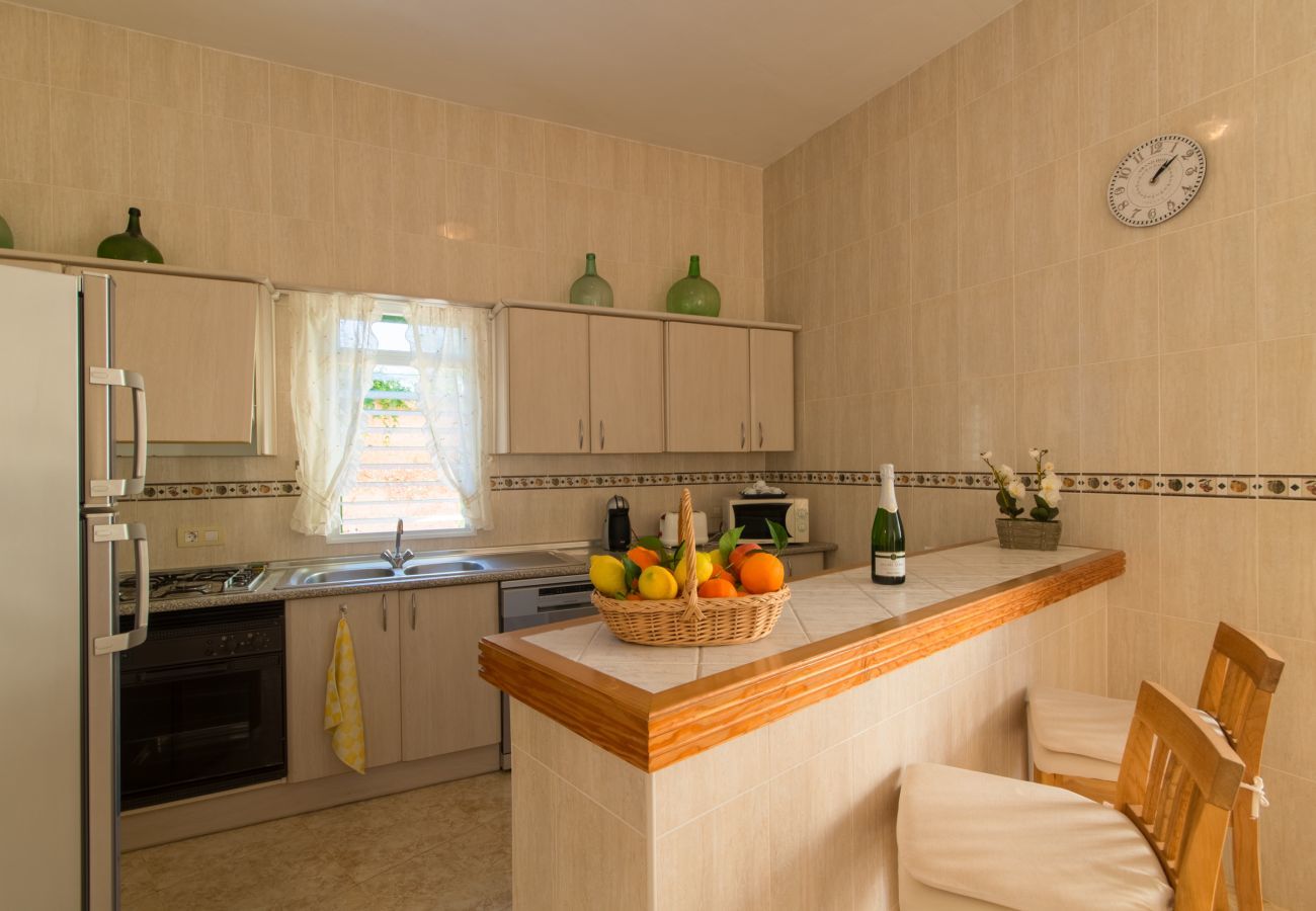 Townhouse with pool for 6 people in Ariany, Mallorca. 3 DBR, 3 BR, air conditioning, free wifi, pool terrace with barbecue area