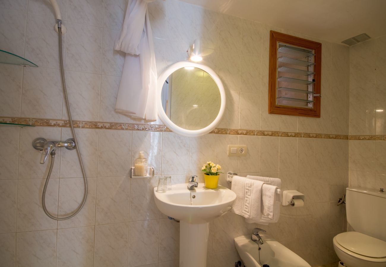 Townhouse with pool for 6 people in Ariany, Mallorca. 3 DBR, 3 BR, air conditioning, free wifi, pool terrace with barbecue area
