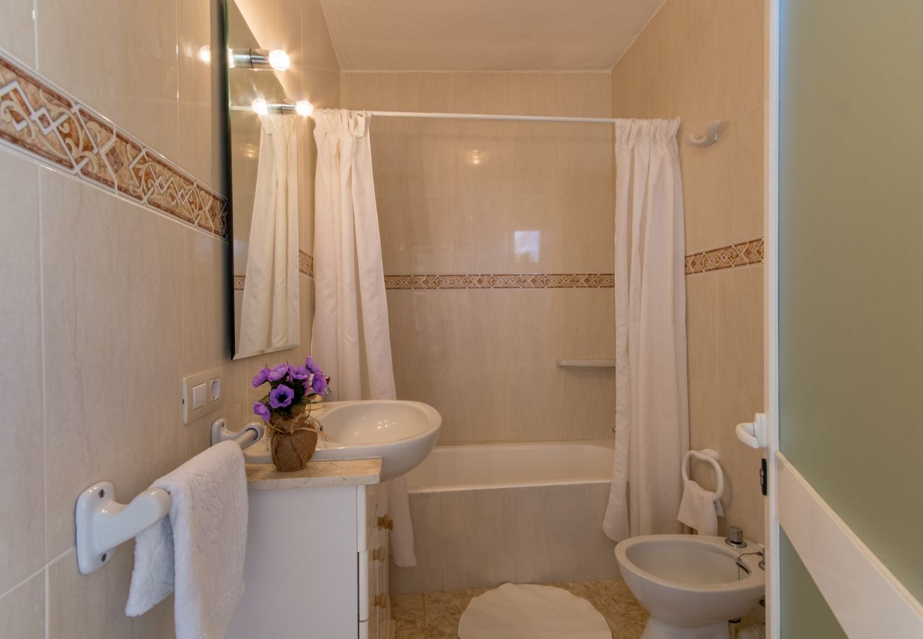 Townhouse with pool for 6 people in Ariany, Mallorca. 3 DBR, 3 BR, air conditioning, free wifi, pool terrace with barbecue area