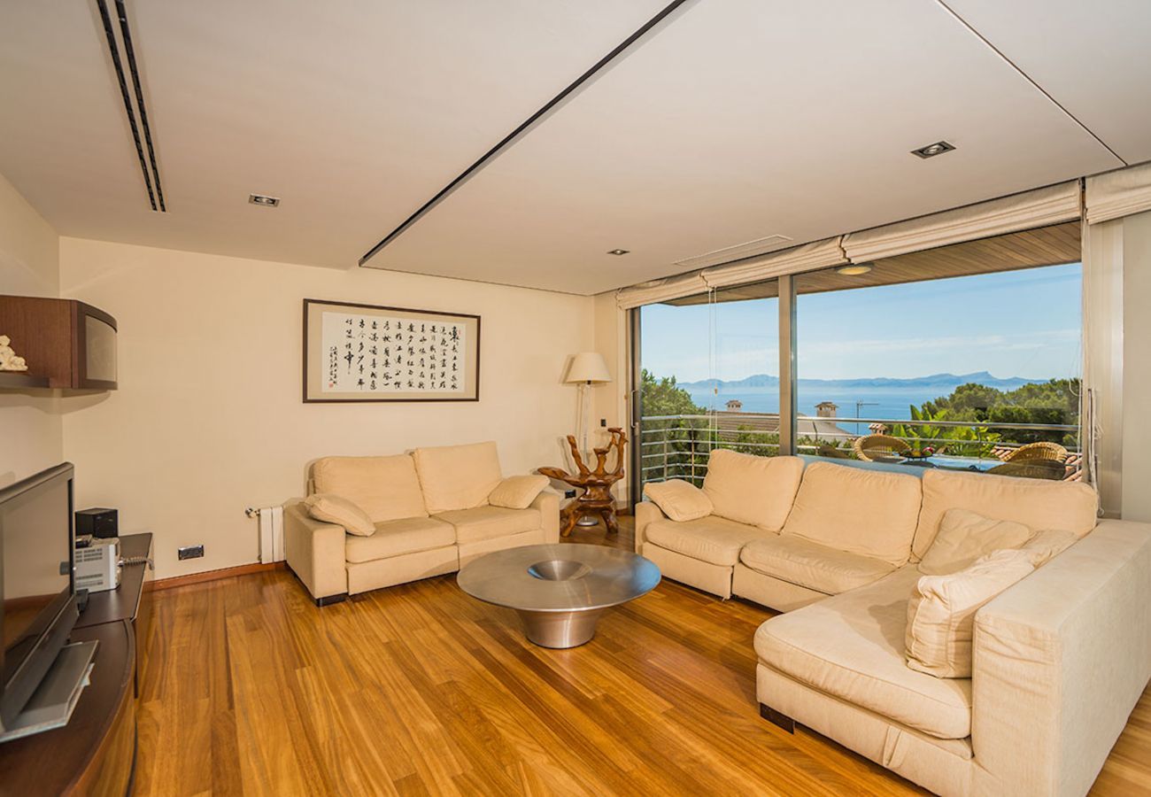 Villa with pool for 10 persons in Alcanada, Mallorca. 5 DBR, 5 BR en suite, AC, free wifi, pool, SPA area with heated indoor pool and whirlpool, fitness and many extras