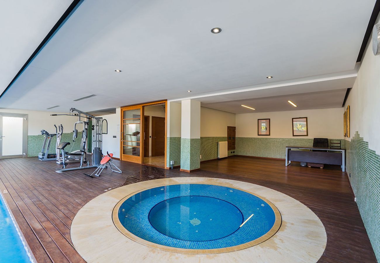 Villa with pool for 10 persons in Alcanada, Mallorca. 5 habitaciones dobles, 5 baño en suite, AC, WIFI, piscina, SPA con piscina climatizada, hidromasaje, gym y muchos extras