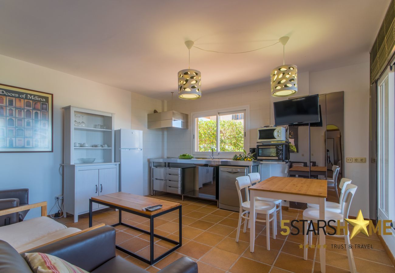 Beach house for 10 adults and babies in Son Serra de Marina. 5 DBR, 3 bathrooms, 1 full outdoor bathroom, AC, free wifi internet, pool with barbecue terrace.