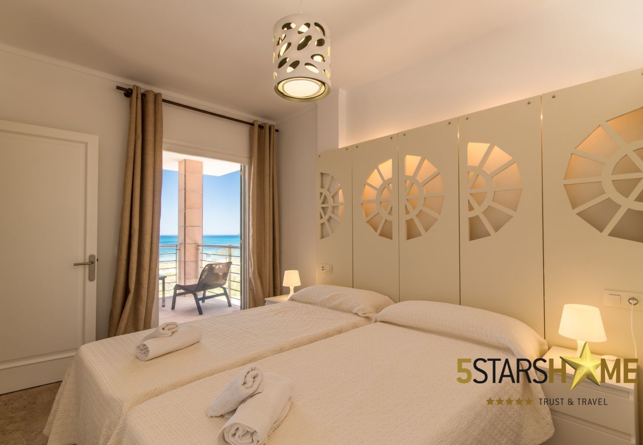 Beach house for 10 adults and babies in Son Serra de Marina. 5 DBR, 3 bathrooms, 1 full outdoor bathroom, AC, free wifi internet, pool with barbecue terrace.
