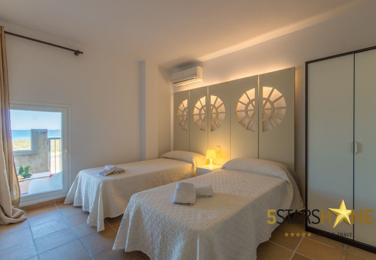 Beach house for 10 adults and babies in Son Serra de Marina. 5 DBR, 3 bathrooms, 1 full outdoor bathroom, AC, free wifi internet, pool with barbecue terrace.