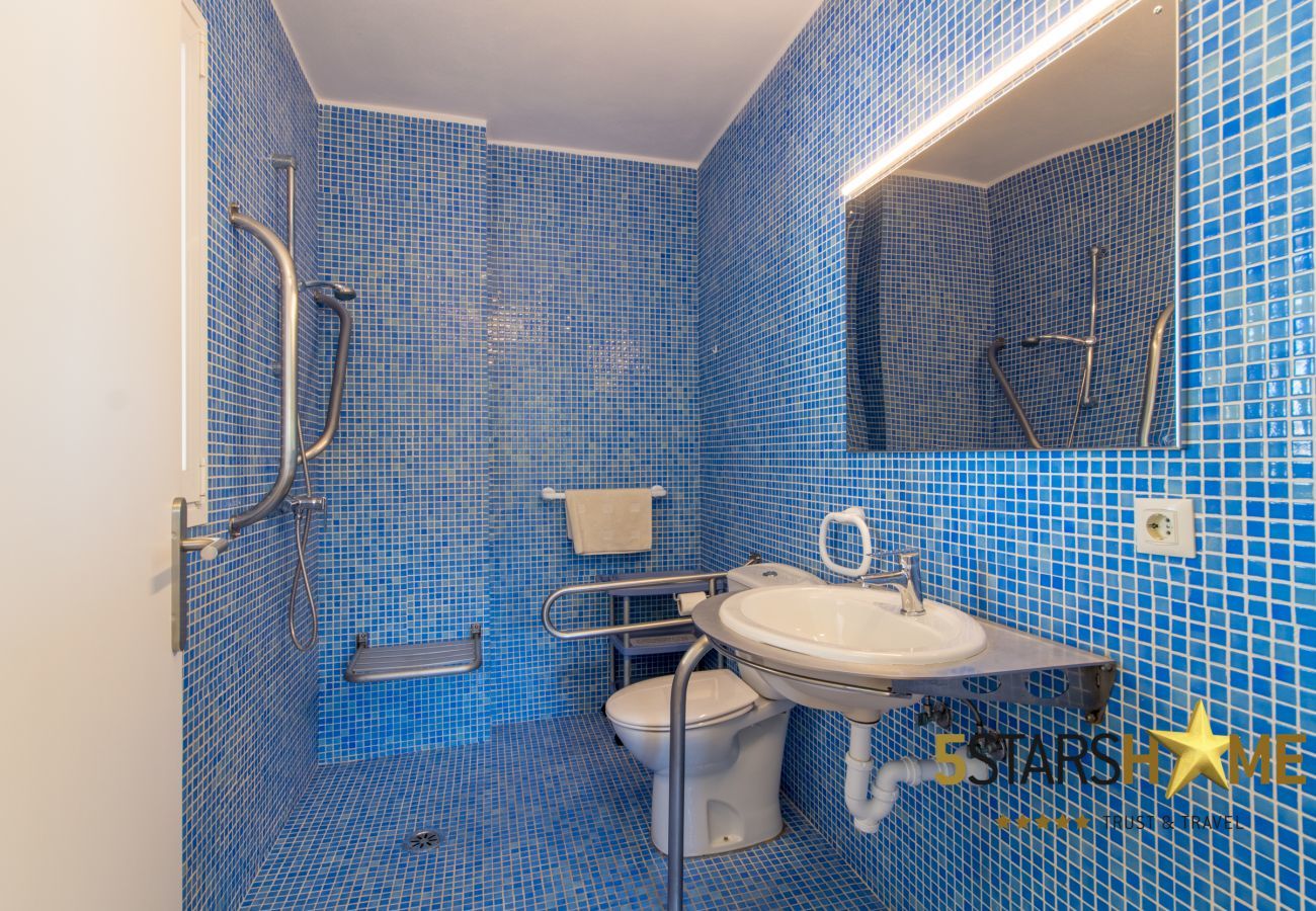 Beach house for 10 adults and babies in Son Serra de Marina. 5 DBR, 3 bathrooms, 1 full outdoor bathroom, AC, free wifi internet, pool with barbecue terrace.