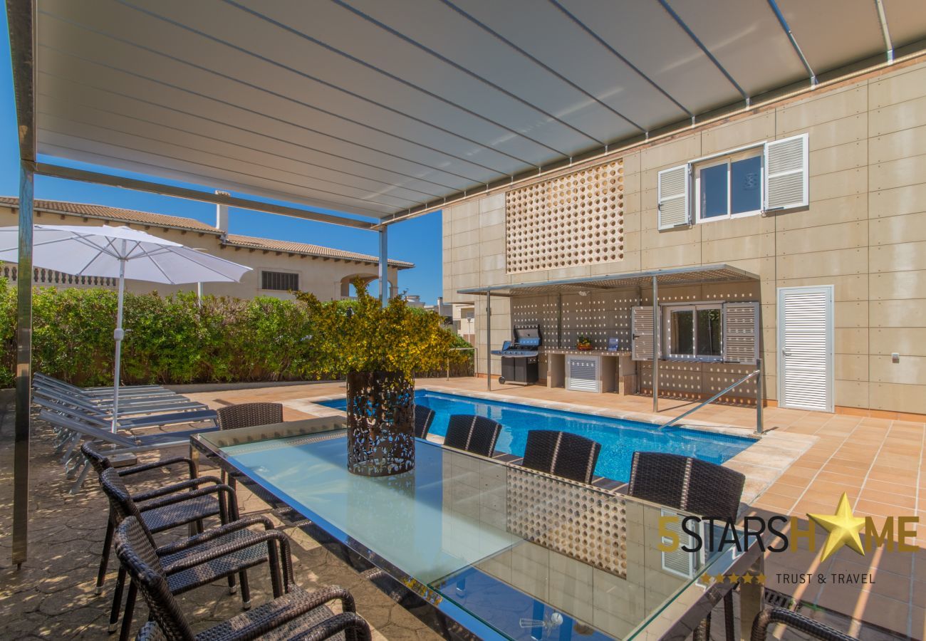 Beach house for 10 adults and babies in Son Serra de Marina. 5 DBR, 3 bathrooms, 1 full outdoor bathroom, AC, free wifi internet, pool with barbecue terrace.
