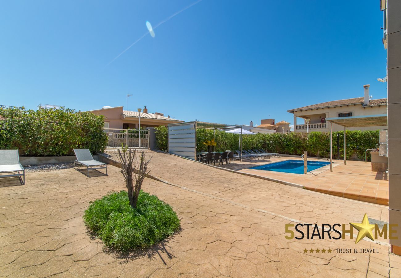 Beach house for 10 adults and babies in Son Serra de Marina. 5 DBR, 3 bathrooms, 1 full outdoor bathroom, AC, free wifi internet, pool with barbecue terrace.