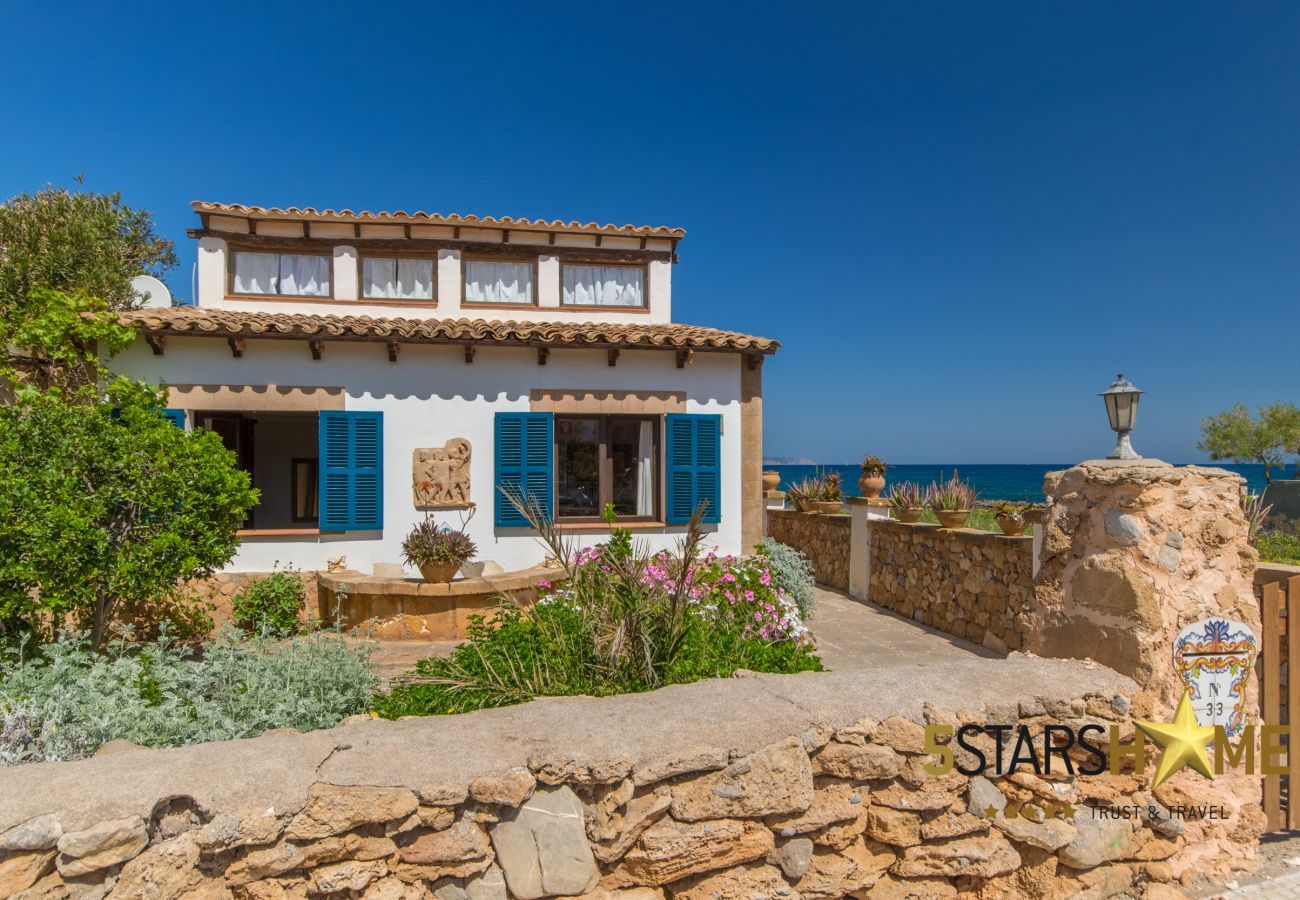 House facing the sea for 6 adults + babies in Colonia de Sant Pere. 3 DBR, 2 bathrooms, AC ( cold/warm), satellite tv, free wifi internet, terraces and garden, unforgettable sea views