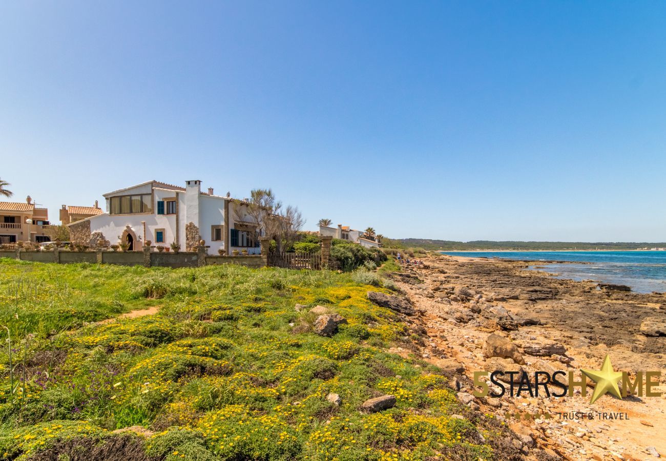 House facing the sea for 6 adults + babies in Colonia de Sant Pere. 3 DBR, 2 bathrooms, AC ( cold/warm), satellite tv, free wifi internet, terraces and garden, unforgettable sea views