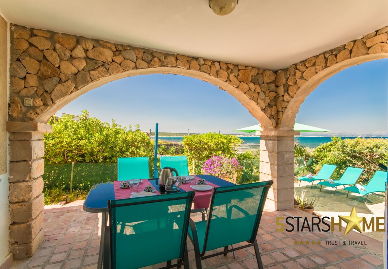 House facing the sea for 6 adults + babies in Colonia de Sant Pere. 3 DBR, 2 bathrooms, AC ( cold/warm), satellite tv, free wifi internet, terraces and garden, unforgettable sea views