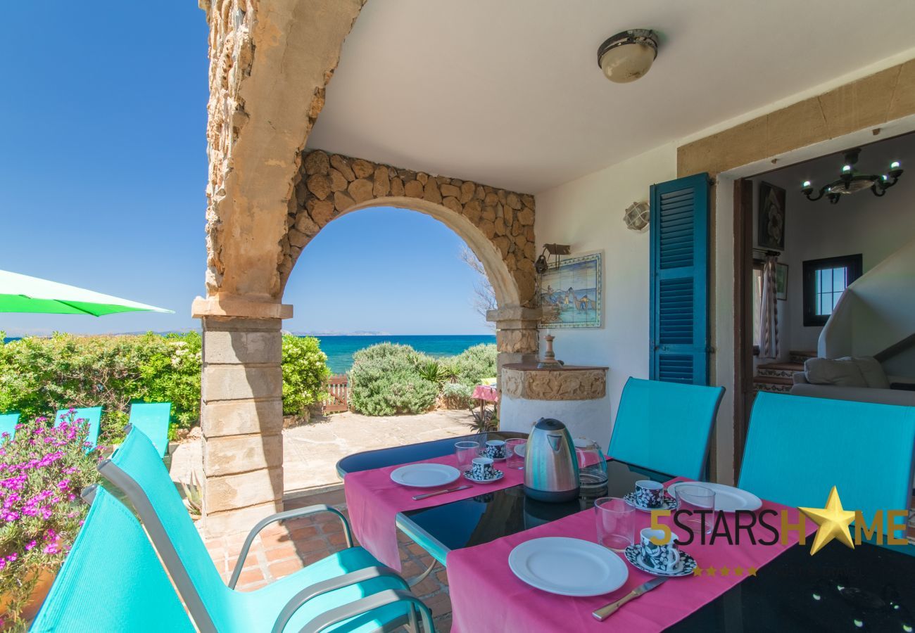 House facing the sea for 6 adults + babies in Colonia de Sant Pere. 3 DBR, 2 bathrooms, AC ( cold/warm), satellite tv, free wifi internet, terraces and garden, unforgettable sea views