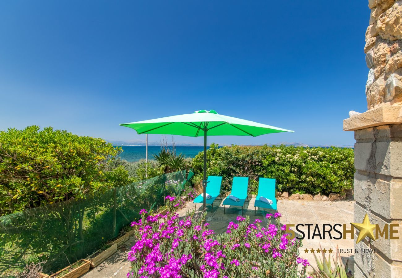 House facing the sea for 6 adults + babies in Colonia de Sant Pere. 3 DBR, 2 bathrooms, AC ( cold/warm), satellite tv, free wifi internet, terraces and garden, unforgettable sea views
