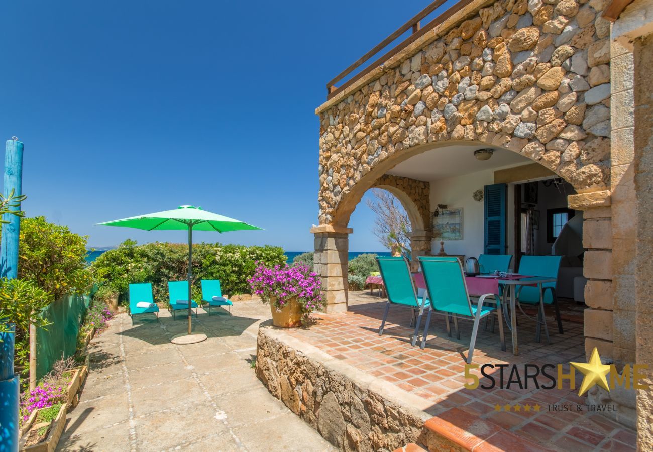 House facing the sea for 6 adults + babies in Colonia de Sant Pere. 3 DBR, 2 bathrooms, AC ( cold/warm), satellite tv, free wifi internet, terraces and garden, unforgettable sea views