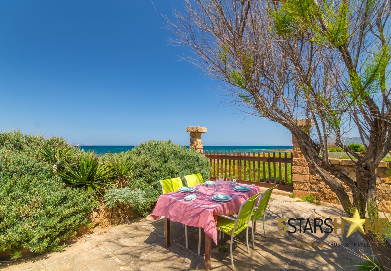 House facing the sea for 6 adults + babies in Colonia de Sant Pere. 3 DBR, 2 bathrooms, AC ( cold/warm), satellite tv, free wifi internet, terraces and garden, unforgettable sea views
