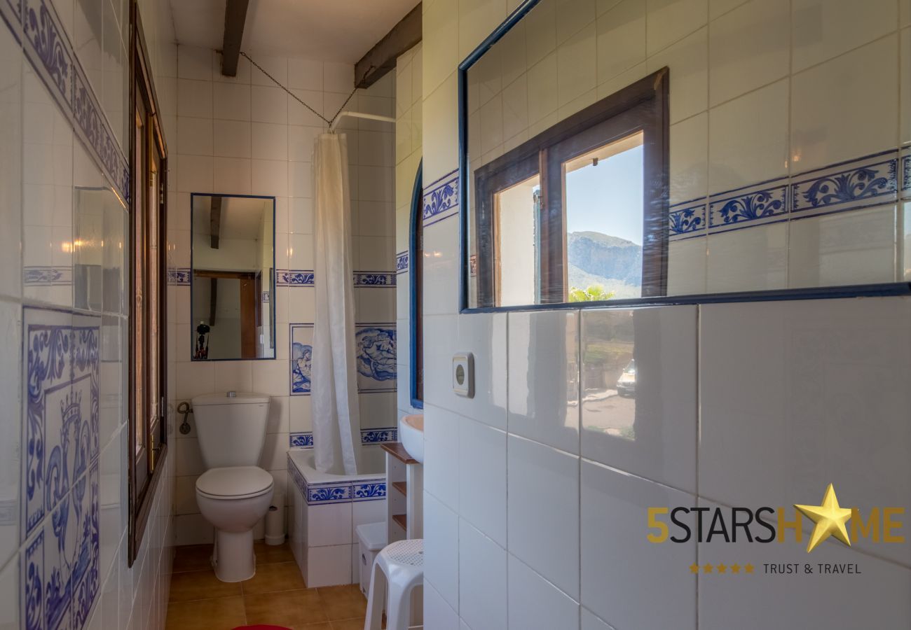 House facing the sea for 6 adults + babies in Colonia de Sant Pere. 3 DBR, 2 bathrooms, AC ( cold/warm), satellite tv, free wifi internet, terraces and garden, unforgettable sea views
