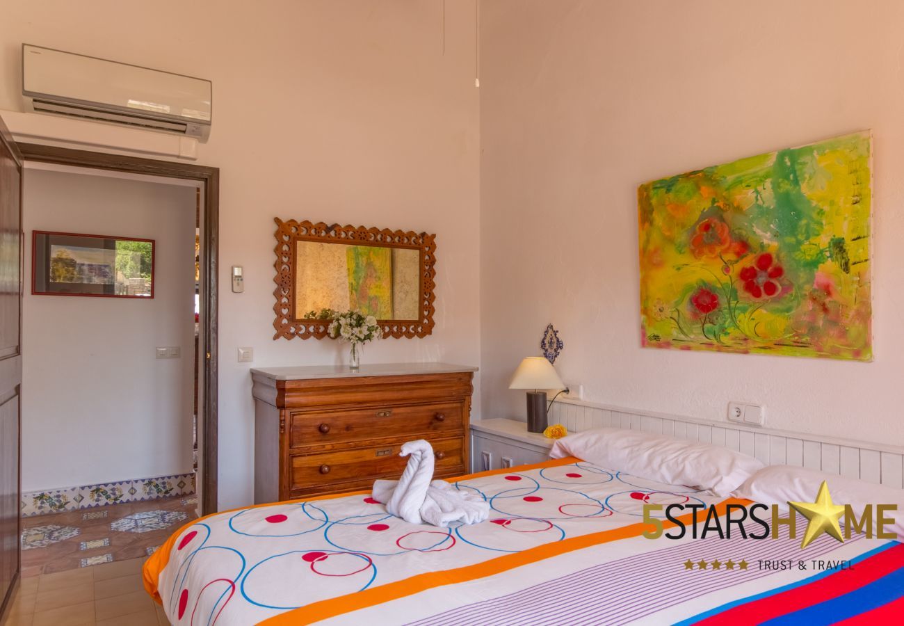 House facing the sea for 6 adults + babies in Colonia de Sant Pere. 3 DBR, 2 bathrooms, AC ( cold/warm), satellite tv, free wifi internet, terraces and garden, unforgettable sea views