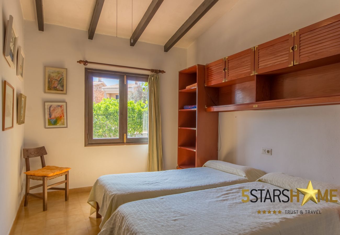 House facing the sea for 6 adults + babies in Colonia de Sant Pere. 3 DBR, 2 bathrooms, AC ( cold/warm), satellite tv, free wifi internet, terraces and garden, unforgettable sea views