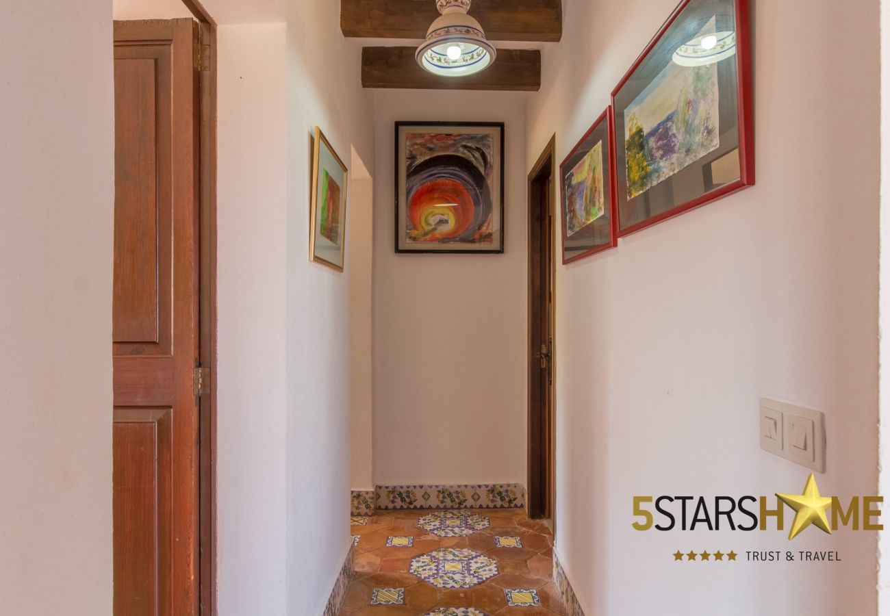 House facing the sea for 6 adults + babies in Colonia de Sant Pere. 3 DBR, 2 bathrooms, AC ( cold/warm), satellite tv, free wifi internet, terraces and garden, unforgettable sea views