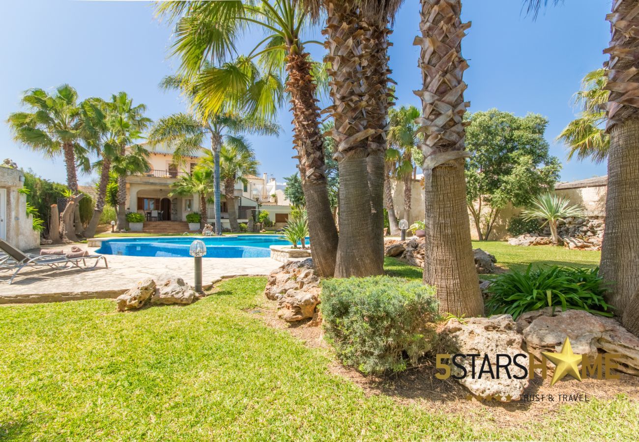 Villa with pool for 8 adults + children in Inca, Mallorca 4 double bedrooms, 3 bathrooms, free Wifi, air conditioning, large pool and large garden area.