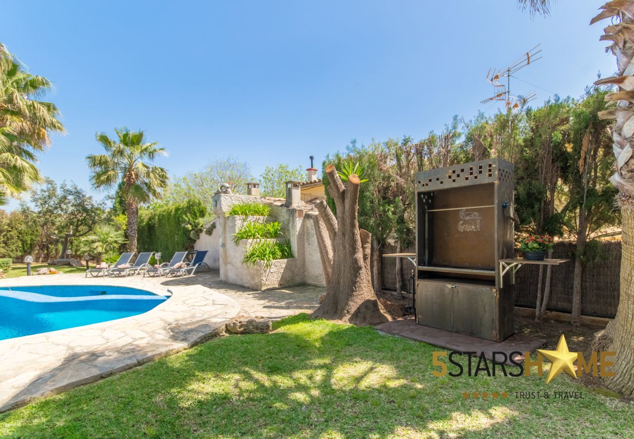 Villa with pool for 8 adults + children in Inca, Mallorca 4 double bedrooms, 3 bathrooms, free Wifi, air conditioning, large pool and large garden area.