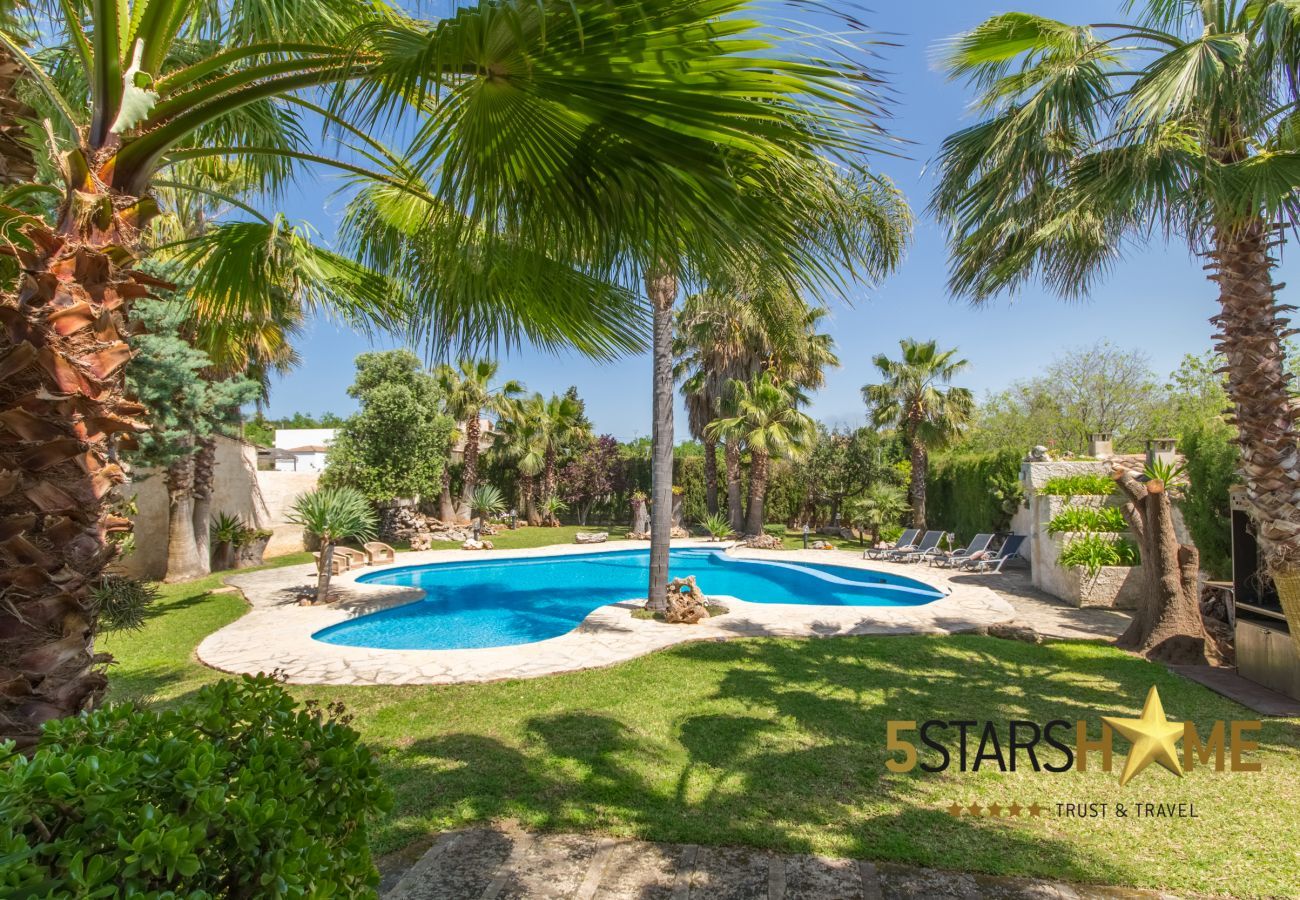 4 double bedrooms, 3 bathrooms, free Wifi, air conditioning, large pool and large garden area.