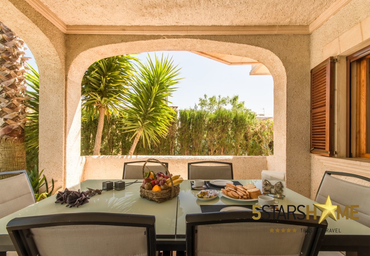 Villa with pool for 8 adults + children in Inca, Mallorca 4 double bedrooms, 3 bathrooms, free Wifi, air conditioning, large pool and large garden area.