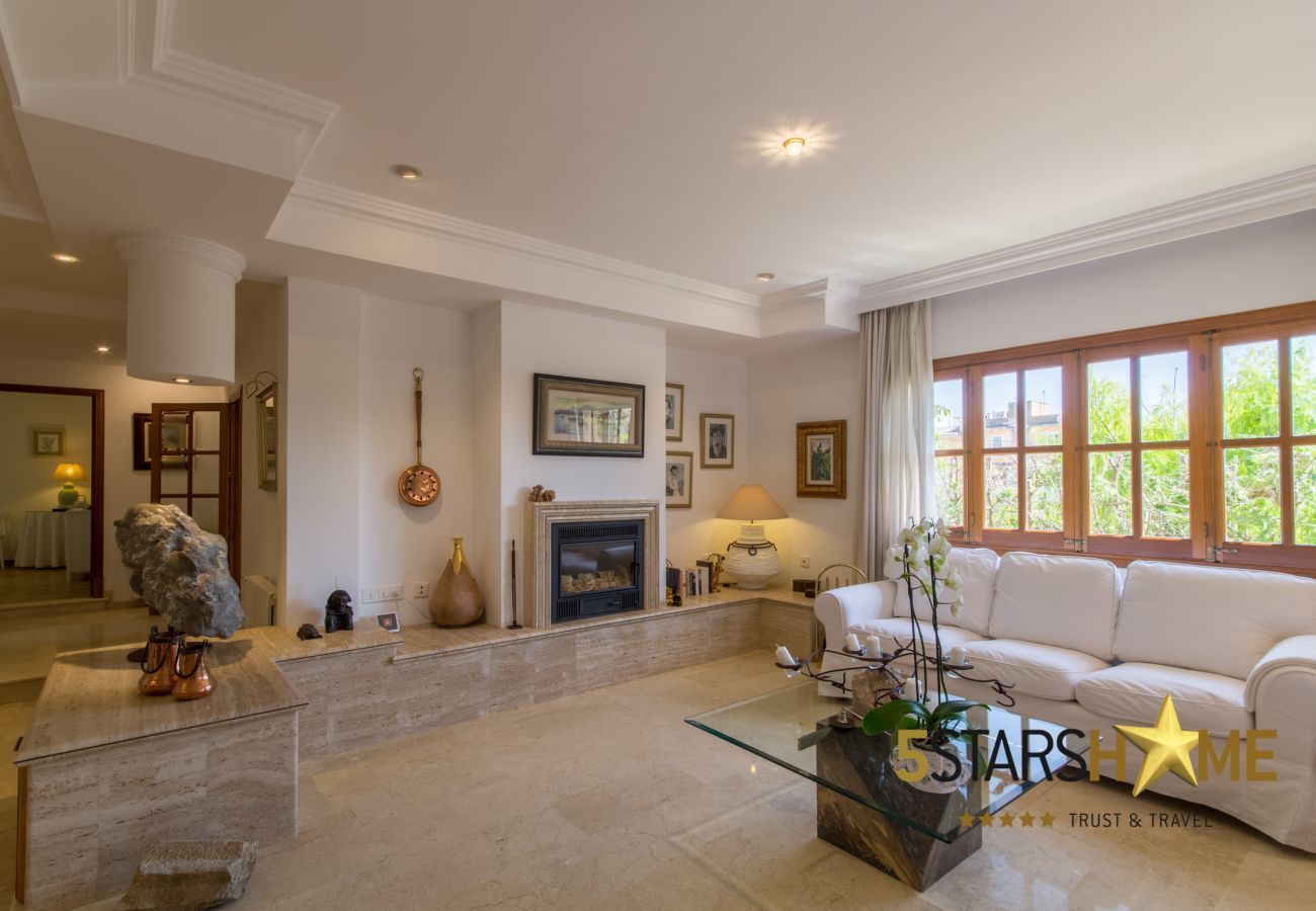 Villa with pool for 8 adults + children in Inca, Mallorca 4 double bedrooms, 3 bathrooms, free Wifi, air conditioning, large pool and large garden area.