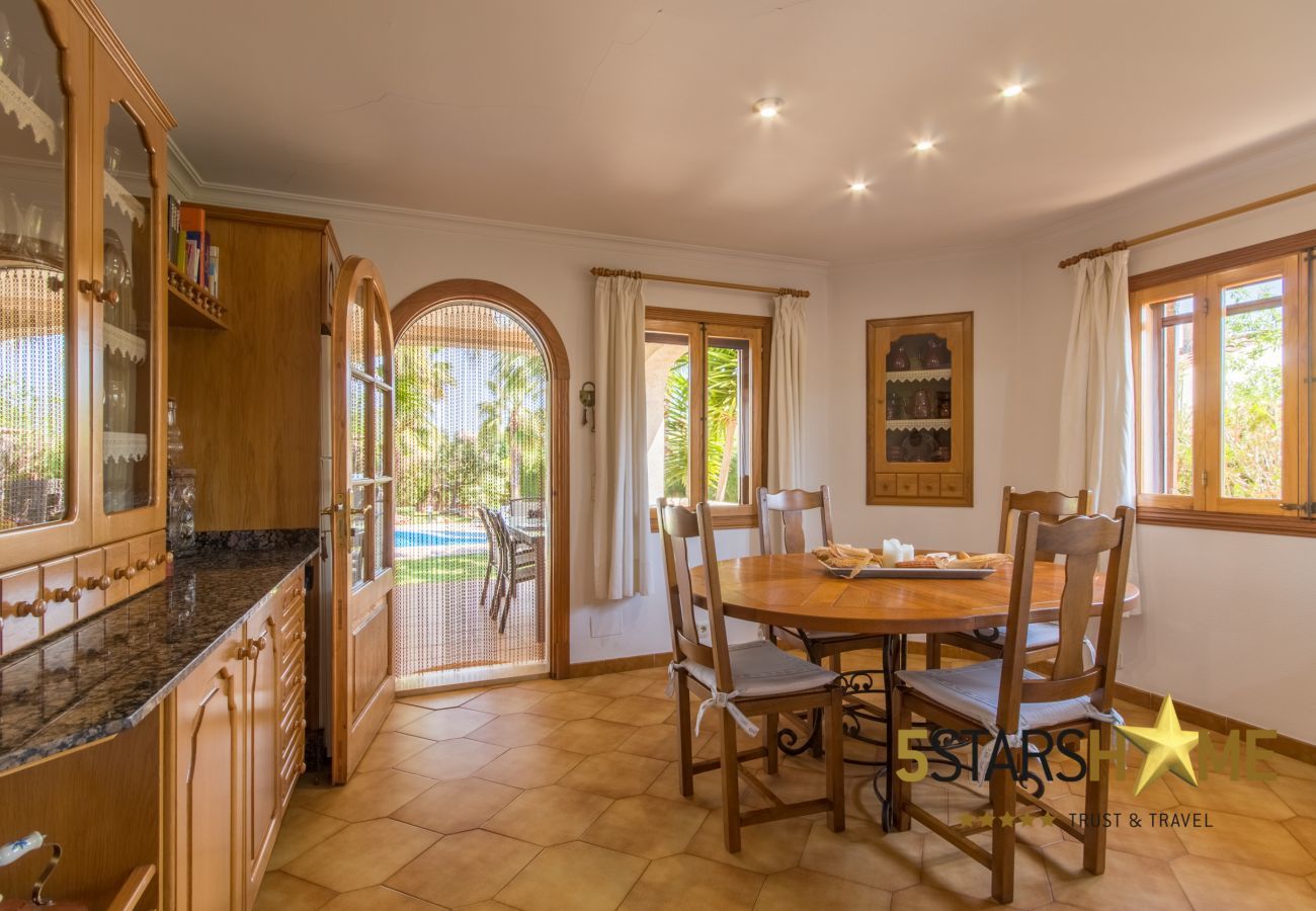 Villa with pool for 8 adults + children in Inca, Mallorca 4 double bedrooms, 3 bathrooms, free Wifi, air conditioning, large pool and large garden area.