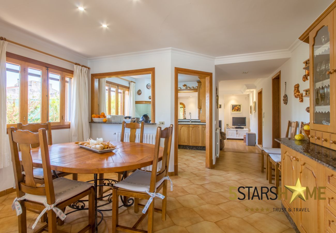 Villa with pool for 8 adults + children in Inca, Mallorca 4 double bedrooms, 3 bathrooms, free Wifi, air conditioning, large pool and large garden area.