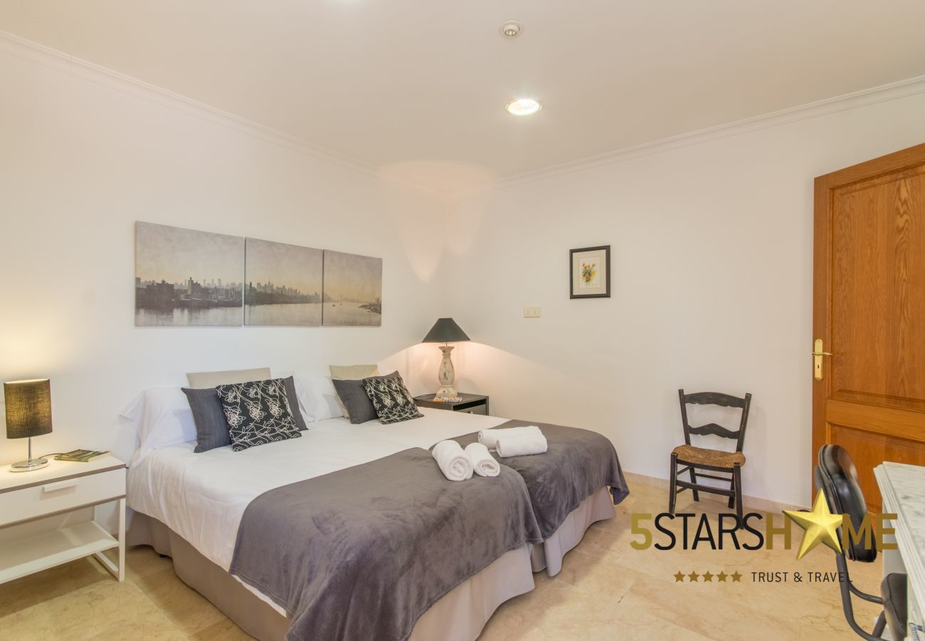 Villa with pool for 8 adults + children in Inca, Mallorca 4 double bedrooms, 3 bathrooms, free Wifi, air conditioning, large pool and large garden area.
