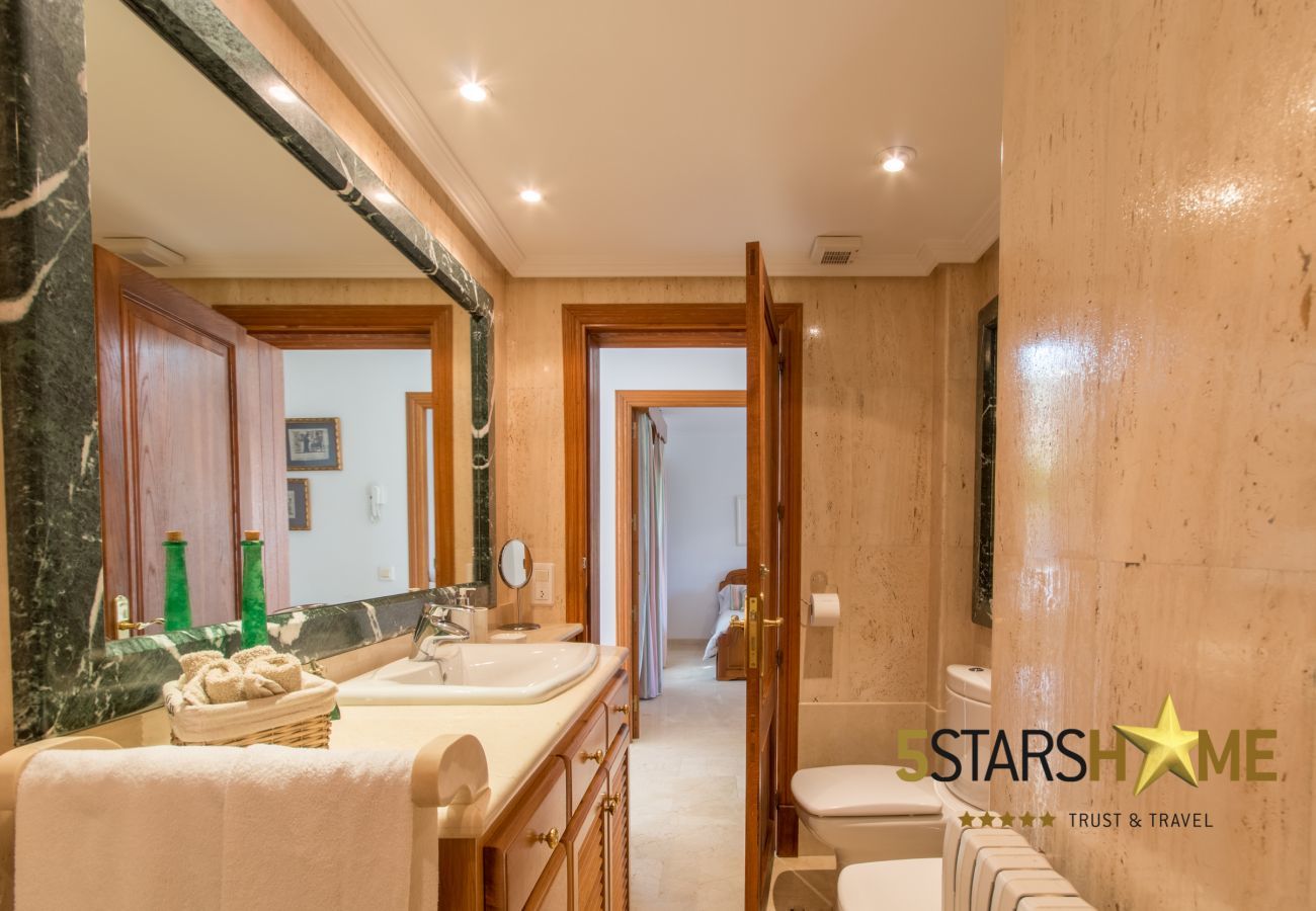 Villa with pool for 8 adults + children in Inca, Mallorca 4 double bedrooms, 3 bathrooms, free Wifi, air conditioning, large pool and large garden area.