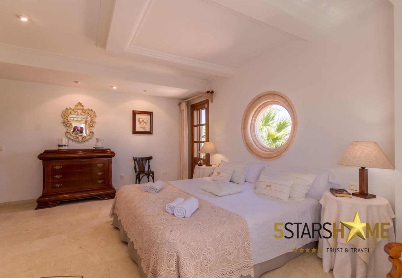Villa with pool for 8 adults + children in Inca, Mallorca 4 double bedrooms, 3 bathrooms, free Wifi, air conditioning, large pool and large garden area.